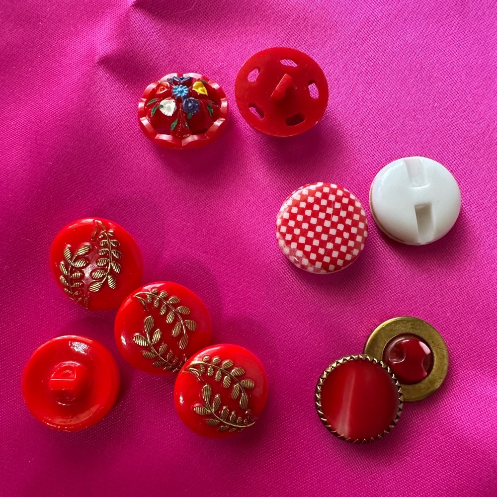 * Bundle 3 for 1 Vintage Red Decorative Buttons - mixed Accents (10)